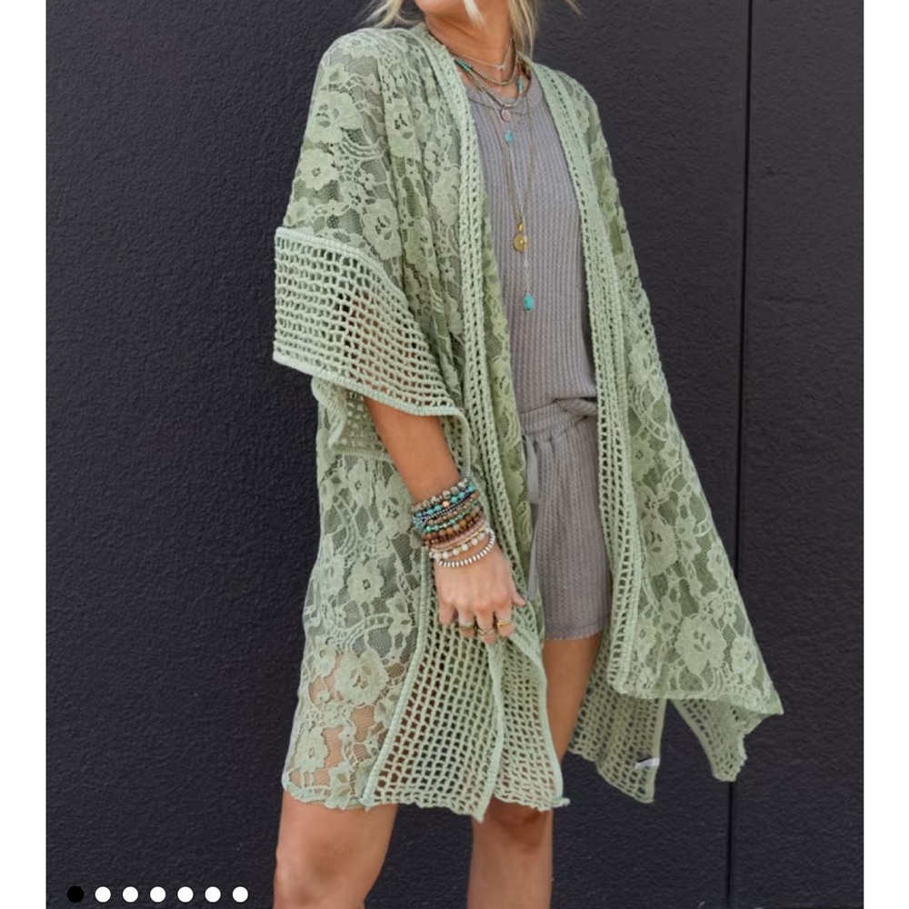 BREEZY FLORAL LACE KIMONO - Picture 2 of 12